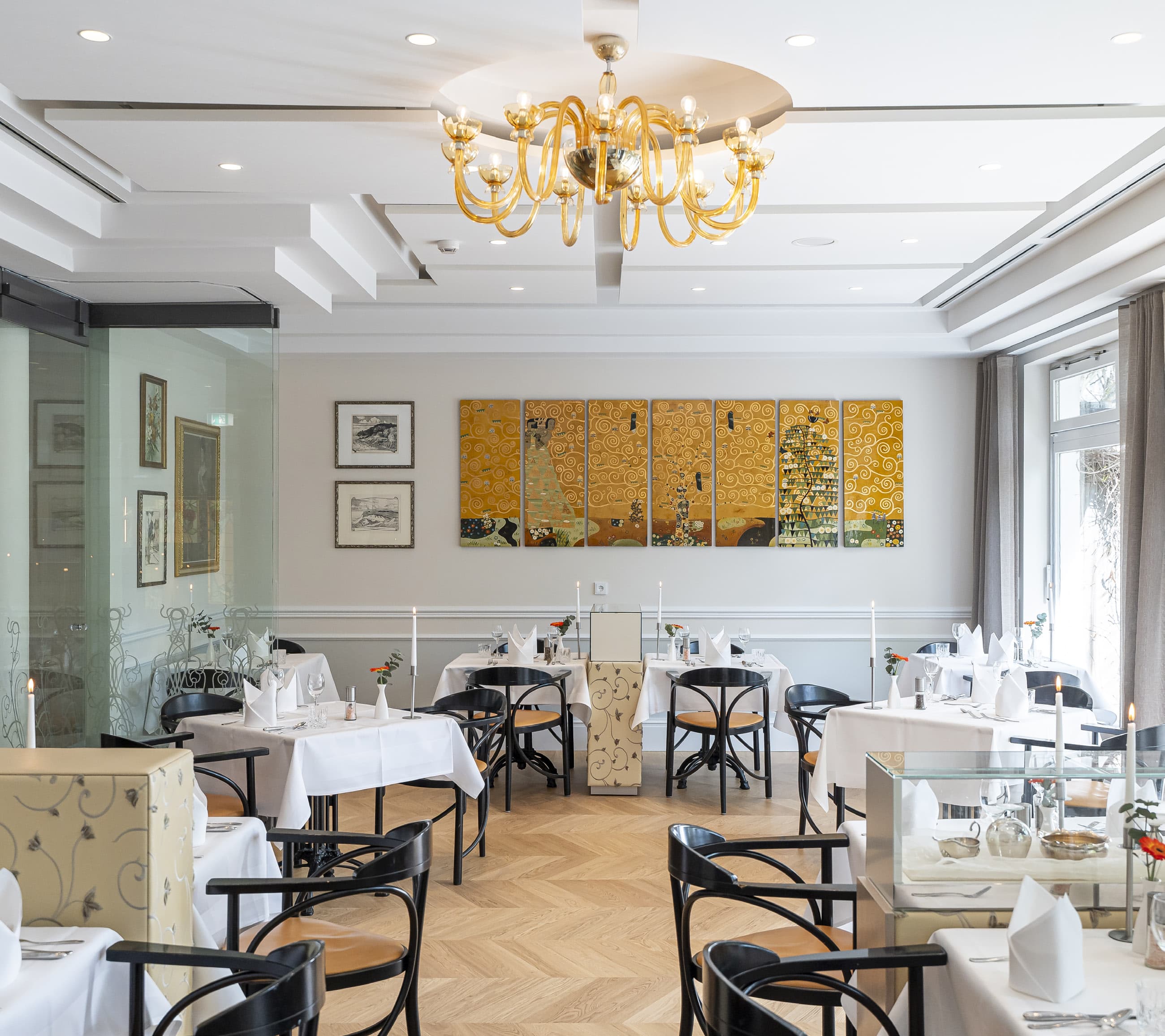 Speisesaal mit Kronleuchter und Fischgrätparkett