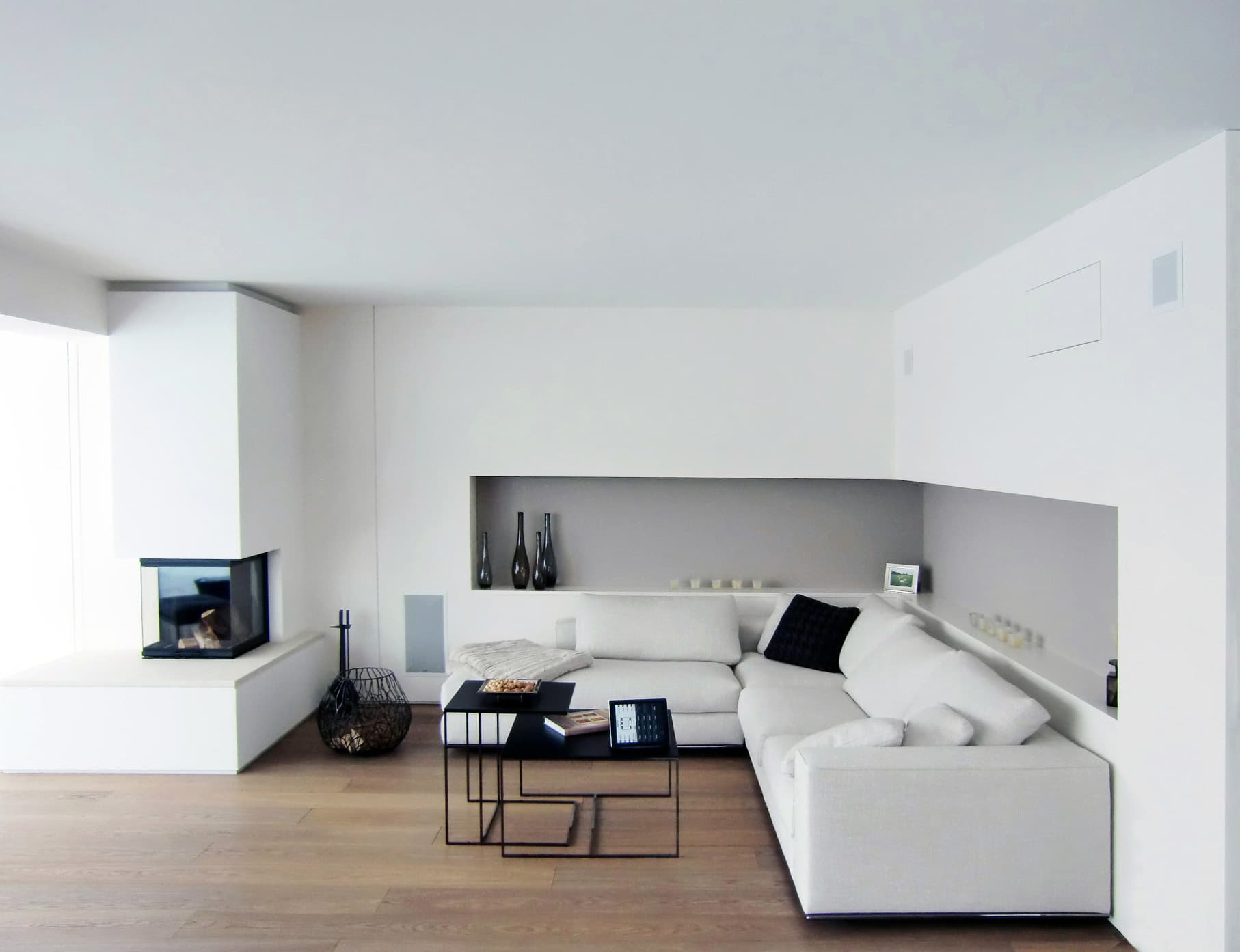 Wohnbereich mit Ecksofa und Kamin